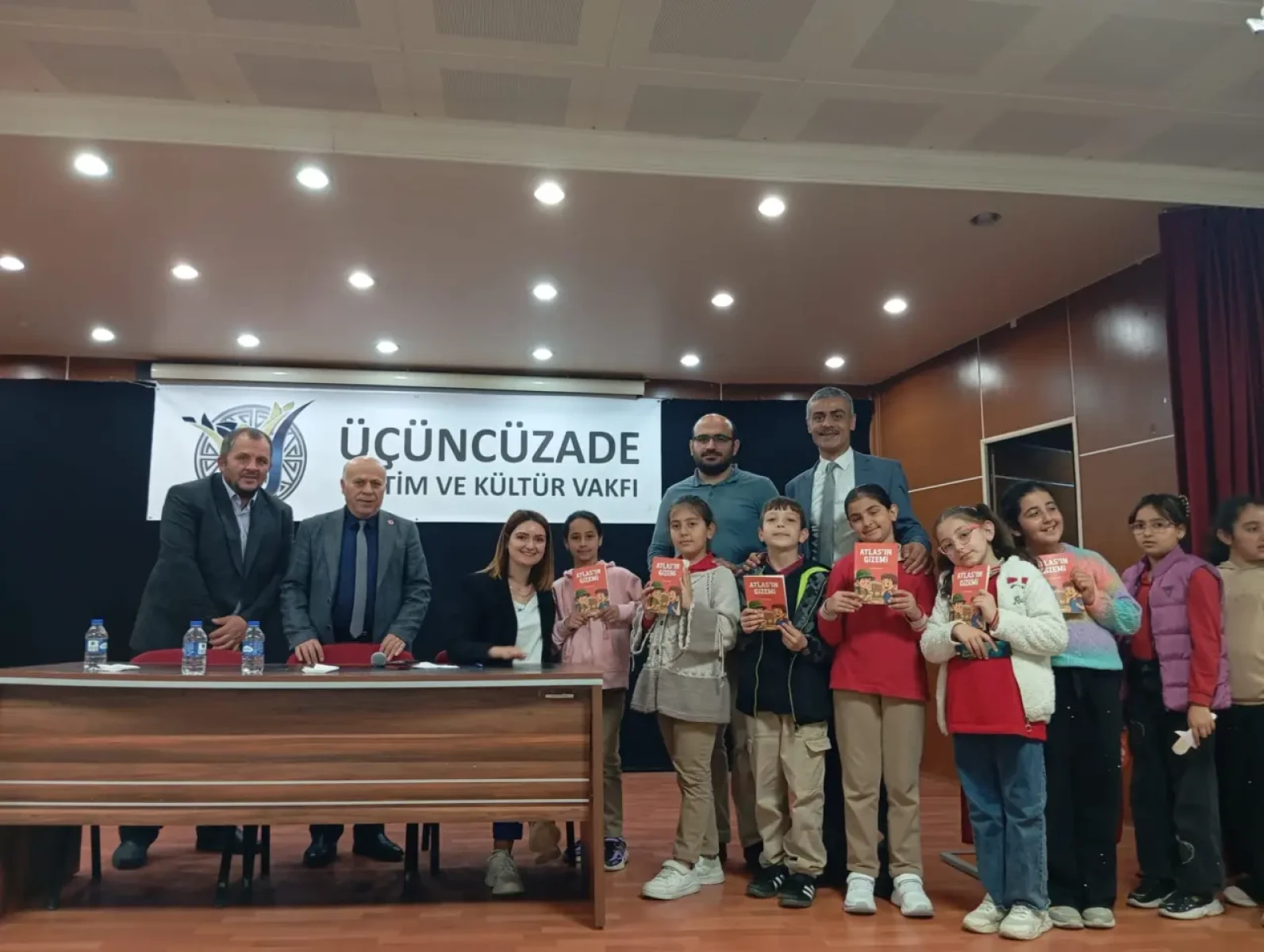 Köse'de Kitabı Okuyan Ödülü Kaptı: Öğrencilerin Yoğun İlgi Gösterdiği Yazar Yeni Müjdeyi Verdi!
