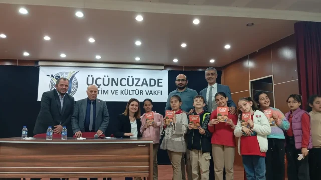 Köse'de Kitabı Okuyan Ödülü Kaptı: Öğrencilerin Yoğun İlgi Gösterdiği Yazar Yeni Müjdeyi Verdi!