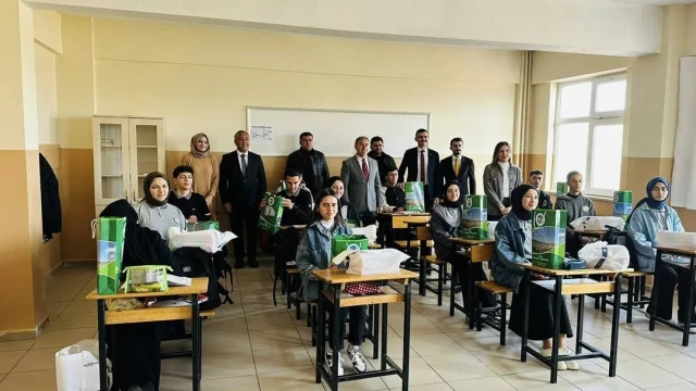 Köse’de Üniversiteye Hazırlanan Öğrencilere Kaynak Kitap Desteği