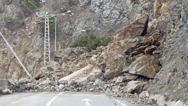 Kürtün’de dev kayalar yola indi! Karayolu çift yönlü trafiğe kapatıldı