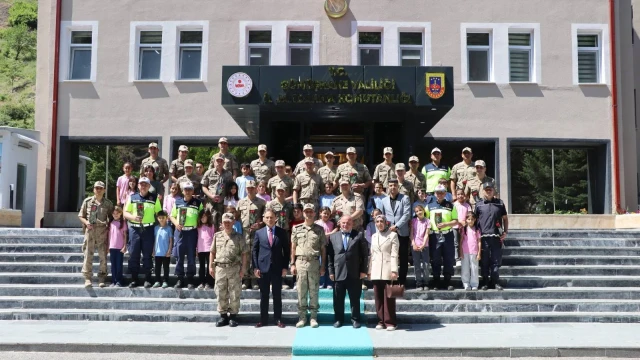 Miniklerden Jandarmaya Anlamlı Ziyaret