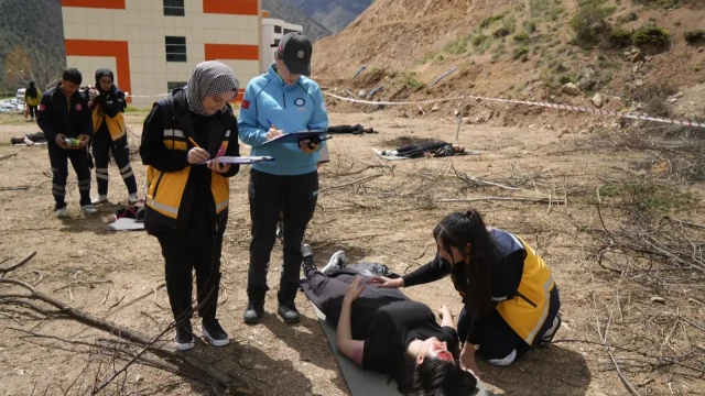 Nefes Kesen Mücadele: Üniversiteliler Gümüşhane’de Enkaz Altına İndi!