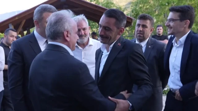 Rakipler Sarıldı, Tekke Kazandı