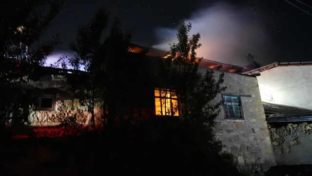 Şiran’da gece çıkan yangında 3 ev hasar gördü