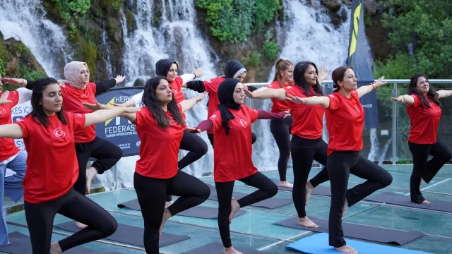 Tomara Şelalesi'nde Yoga Yaptılar