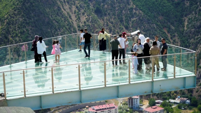 Torul Kalesi Cam Seyir Terası yaz sıcaklarında ziyaretçilerin uğrak noktası oldu