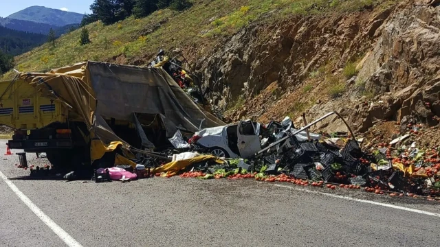 Torul’da Sebze Yüklü Kamyon Otomobile Çarptı: 4 Yaralı