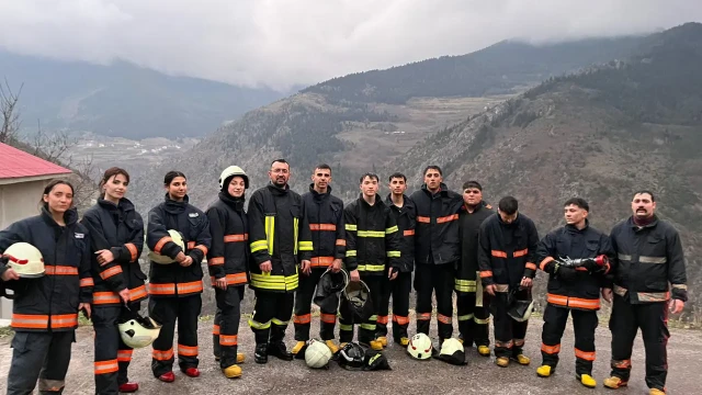 Üniversite Öğrencileri Özkürtün’deki yangına hızır gibi yetişti