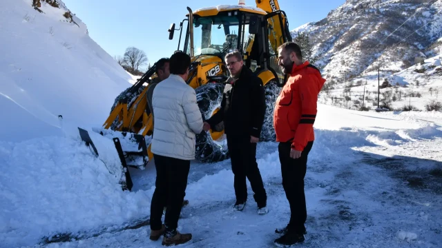 Vali Aydın Baruş kar mücadelesini 1800 metre rakımda inceledi
