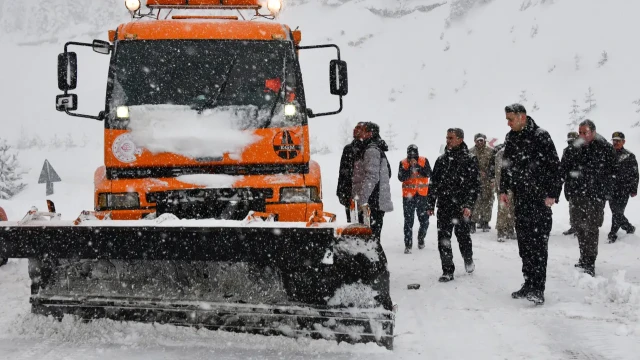 Vali Baruş karla mücadele çalışmalarını denetledi
