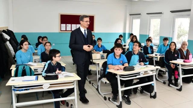 Vali Baruş, sınıfta başarının sırrını paylaştı
