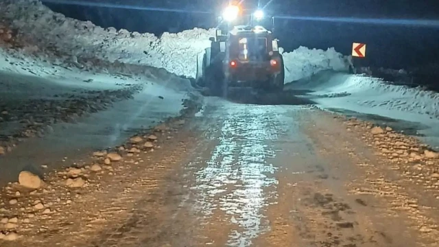 Yağmurdere yoluna çığ düştü