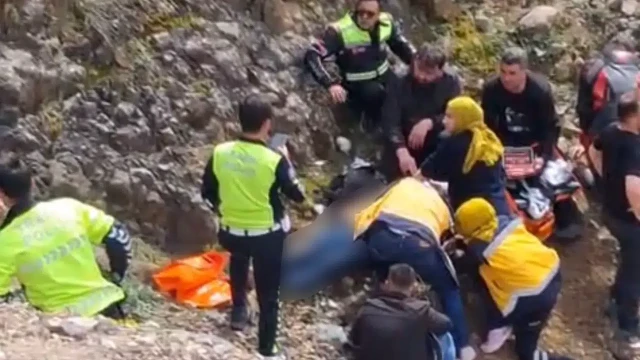 Zigana'da feci kaza: Bariyerlere çarpan motosikletten savrulan 2 genç uçuruma düştü
