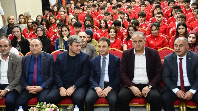 Ertuğrul Sağlam Gümüşhane’de Gençlerle Bir Araya Gelerek Spor ve Ahlak Vurgusu Yaptı
