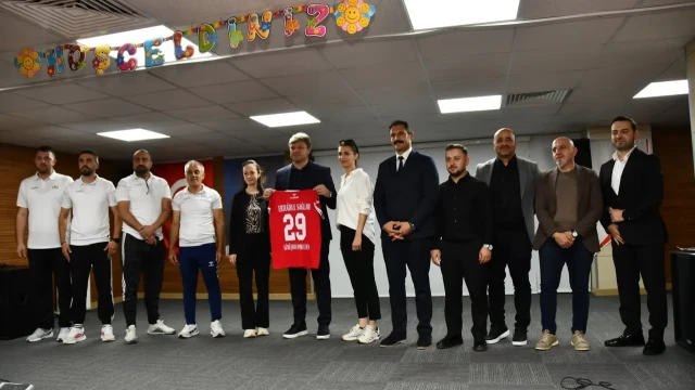 Ertuğrul Sağlam Gümüşhane’de Gençlerle Bir Araya Gelerek Spor ve Ahlak Vurgusu Yaptı — Fotoğraf 6