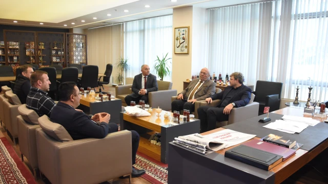 Ertuğrul Sağlam’dan Gümüşhane’de Talat Ülker Kitap Fuarı’na Ziyaret — Fotoğraf 1