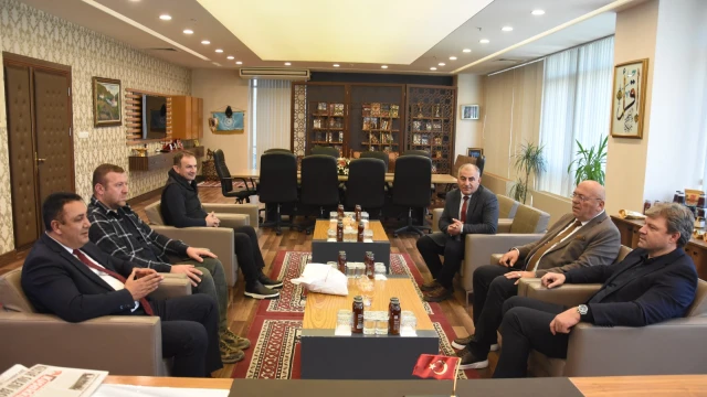 Ertuğrul Sağlam’dan Gümüşhane’de Talat Ülker Kitap Fuarı’na Ziyaret — Fotoğraf 2