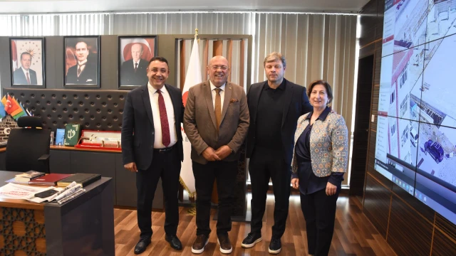 Ertuğrul Sağlam’dan Gümüşhane’de Talat Ülker Kitap Fuarı’na Ziyaret — Fotoğraf 3