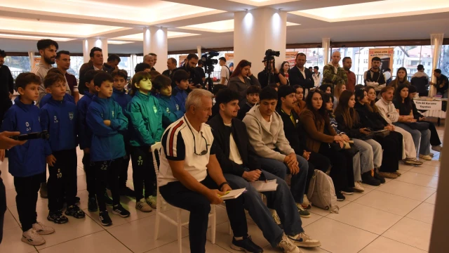 Ertuğrul Sağlam’dan Gümüşhane’de Talat Ülker Kitap Fuarı’na Ziyaret — Fotoğraf 9