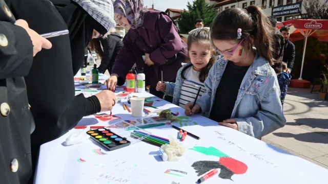 Gazze'deki İnsani Drama Gümüşhane'den Fırça Darbesiyle Tepki — Fotoğraf 1