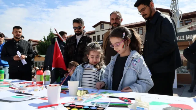 Gazze'deki İnsani Drama Gümüşhane'den Fırça Darbesiyle Tepki — Fotoğraf 5