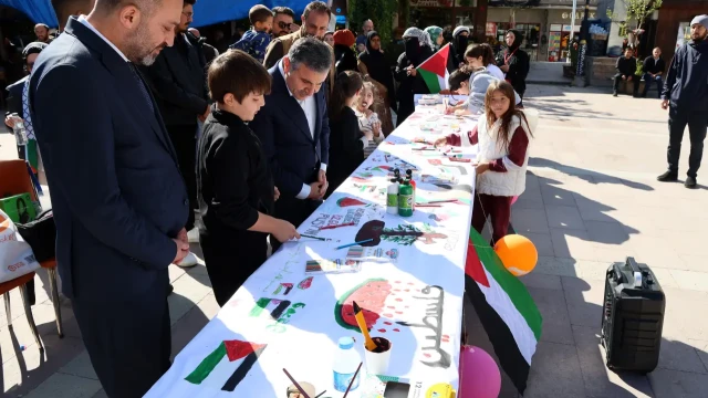Gazze'deki İnsani Drama Gümüşhane'den Fırça Darbesiyle Tepki — Fotoğraf 6