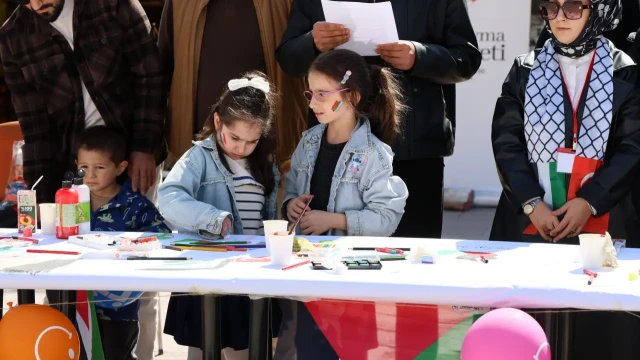 Gazze'deki İnsani Drama Gümüşhane'den Fırça Darbesiyle Tepki — Fotoğraf 7