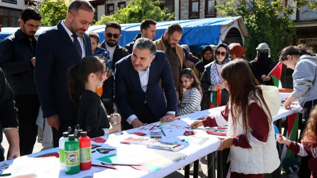 Gazze'deki İnsani Drama Gümüşhane'den Fırça Darbesiyle Tepki — Fotoğraf 9