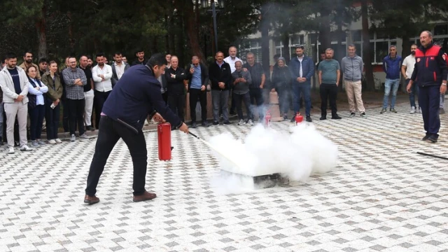 GÜ’de Yangın Söndürme Eğitimi ve Tatbikatı Gerçekleştirildi — Fotoğraf 3