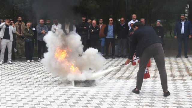 GÜ’de Yangın Söndürme Eğitimi ve Tatbikatı Gerçekleştirildi — Fotoğraf 5