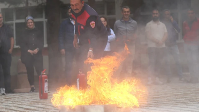 GÜ’de Yangın Söndürme Eğitimi ve Tatbikatı Gerçekleştirildi — Fotoğraf 6