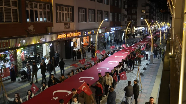 Gümüşhane Sokaklarında Fener Alayı Coşkusu: 103 Metrelik Bayrakla Cumhuriyet Korteji — Fotoğraf 1