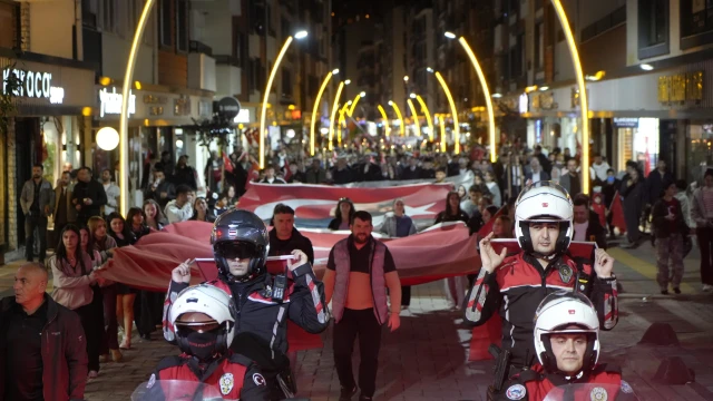 Gümüşhane Sokaklarında Fener Alayı Coşkusu: 103 Metrelik Bayrakla Cumhuriyet Korteji — Fotoğraf 4
