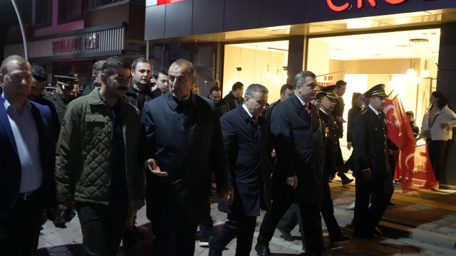 Gümüşhane Sokaklarında Fener Alayı Coşkusu: 103 Metrelik Bayrakla Cumhuriyet Korteji — Fotoğraf 5