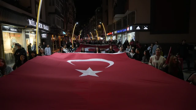 Gümüşhane Sokaklarında Fener Alayı Coşkusu: 103 Metrelik Bayrakla Cumhuriyet Korteji — Fotoğraf 6