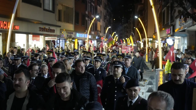 Gümüşhane Sokaklarında Fener Alayı Coşkusu: 103 Metrelik Bayrakla Cumhuriyet Korteji — Fotoğraf 7