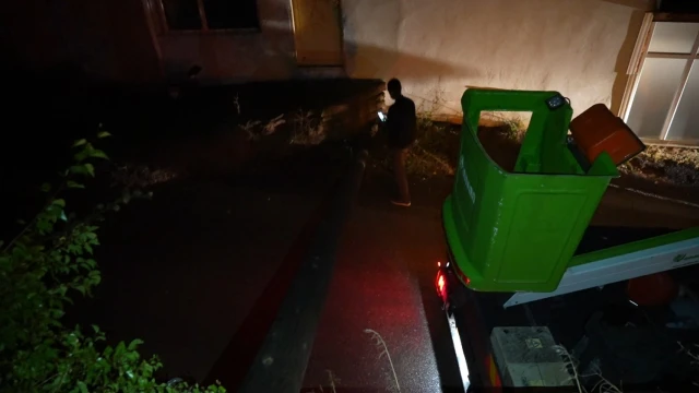 Gümüşhane'de aynı elektrik direği yaşlı kadının bahçesine ikinci kez devrildi! — Fotoğraf 1