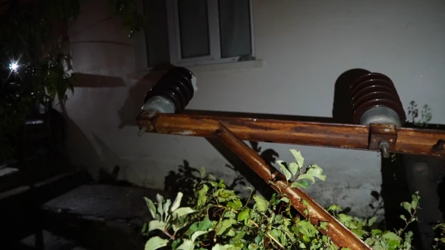 Gümüşhane'de aynı elektrik direği yaşlı kadının bahçesine ikinci kez devrildi! — Fotoğraf 2