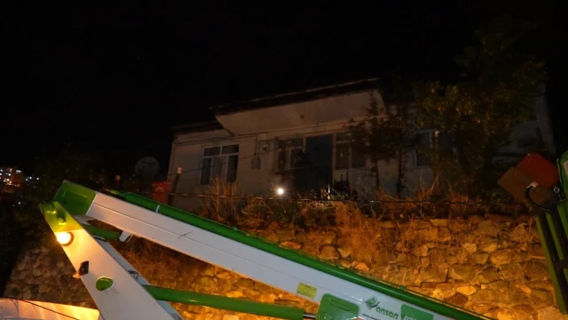 Gümüşhane'de aynı elektrik direği yaşlı kadının bahçesine ikinci kez devrildi! — Fotoğraf 3