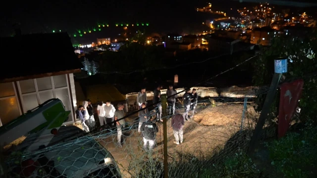 Gümüşhane'de aynı elektrik direği yaşlı kadının bahçesine ikinci kez devrildi! — Fotoğraf 5