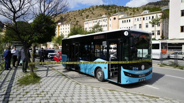 Gümüşhane’de Belediye Otobüsüne Çarpan Otomobildeki 2 Kişi Yaralandı — Fotoğraf 1