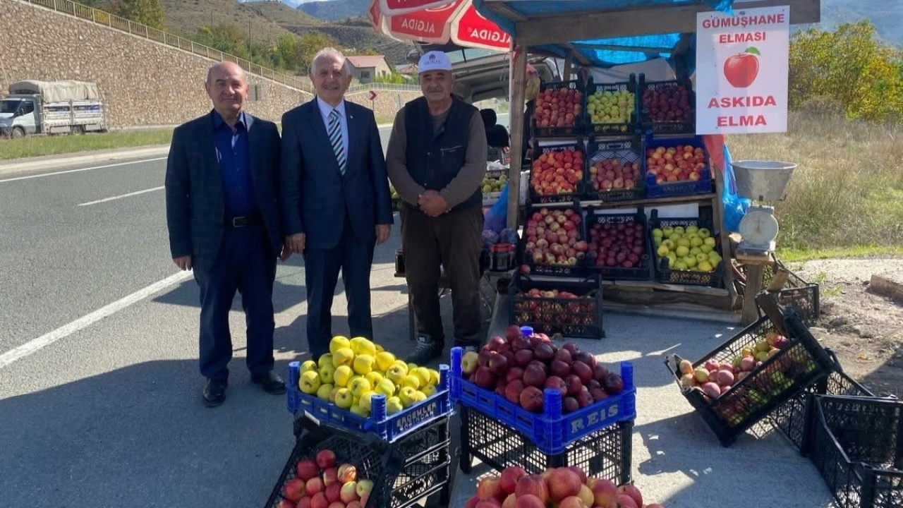 Gümüşhane’de Bir Elma Tezgâhından Fazlası: Askıda Elma Geleneği Yaşatılıyor
