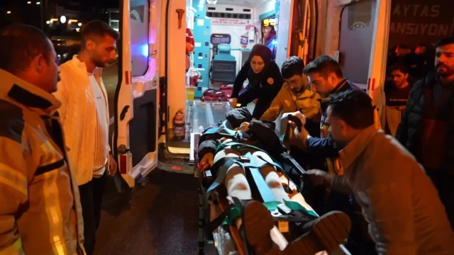Gümüşhane'de kontrolden çıkan araç kaldırımdaki öğrenciye çarptı: 4 yaralı — Fotoğraf 1