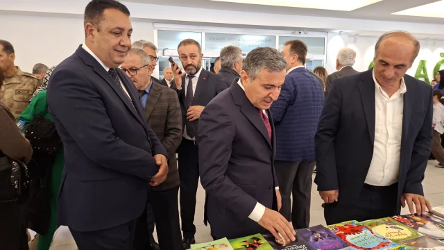 Gümüşhane’de Talat Ülker 3. Kitap Fuarı Kapılarını Açtı — Fotoğraf 4