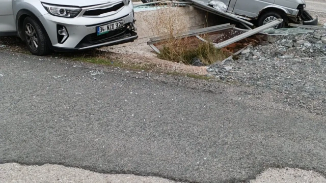Kale Kavşağında İki Araç Çarpıştı! Minibüs Durak ve Elektrik Direğini Yıktı — Fotoğraf 1