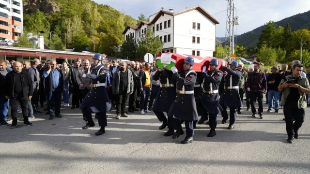 Kıbrıs Gazisi İlyas Kullukçu son yolculuğuna uğurlandı — Fotoğraf 2