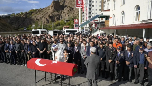 Kıbrıs Gazisi İlyas Kullukçu son yolculuğuna uğurlandı — Fotoğraf 3
