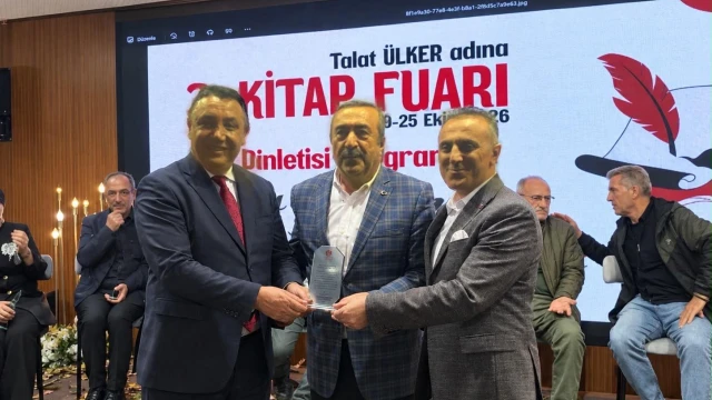 Kitap Fuarında Edebiyat Rüzgarı Esti: Şairler Dizeleriyle Unutulmaz Bir Akşam Yaşattı — Fotoğraf 1