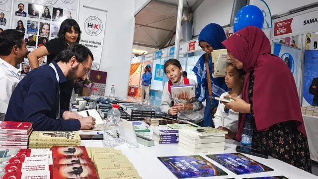Kocaeli Kitap Fuarı’nda Gümüşhaneli Yazara Yoğun İlgi — Fotoğraf 2