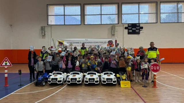 Kürtün'de Minik Öğrencilere Hayati Ders: Trafik Jandarması Özkürtün'de Sahaya İndi